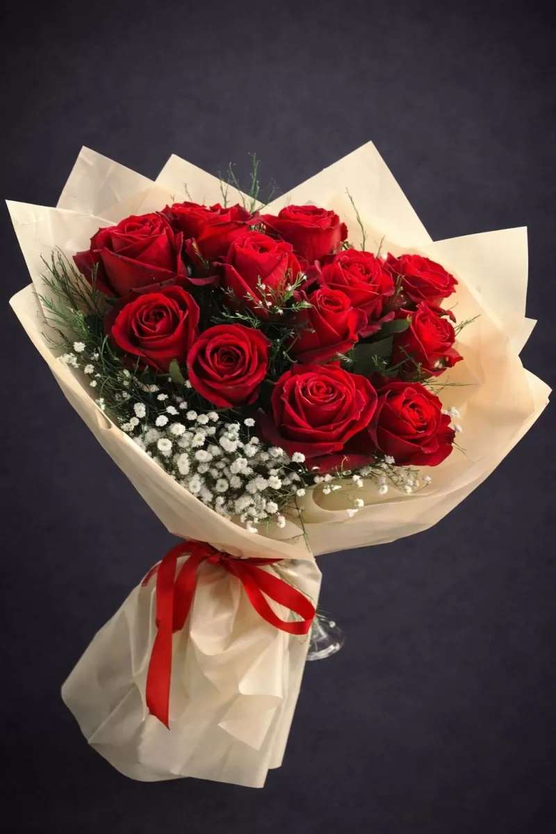 Zarif Aşk – Beyaz Ambalajlı Kırmızı Gül Buketi