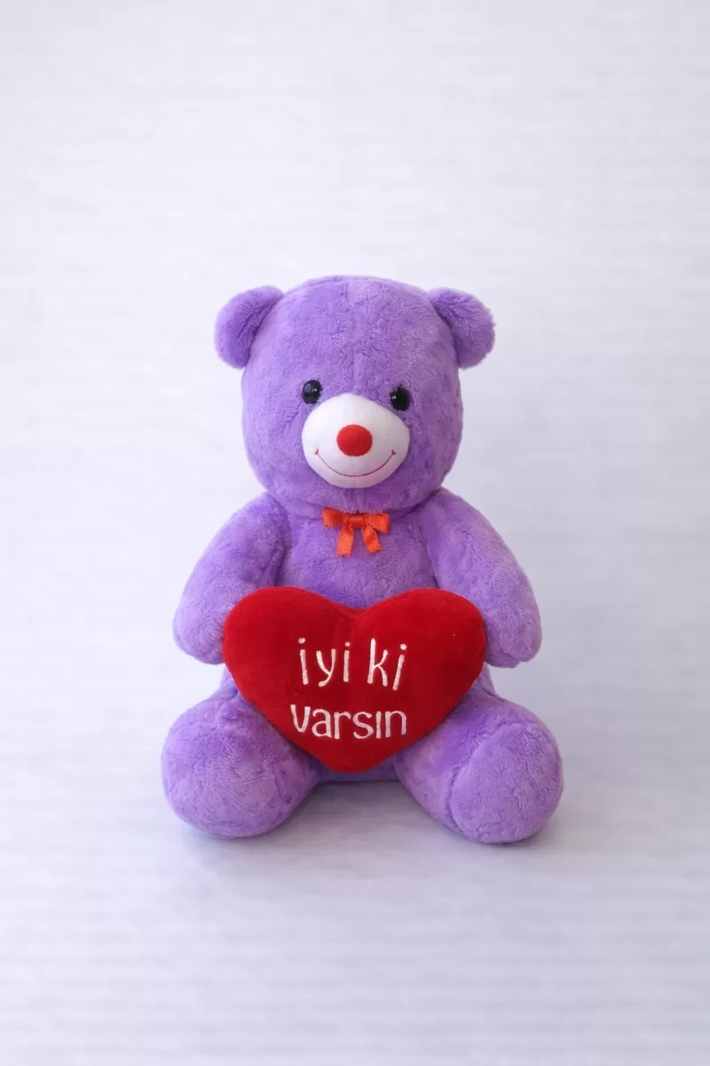 İyi ki Varsın” Yazılı Mor Peluş Ayı – Kalpli Sevgili Ayıcığı