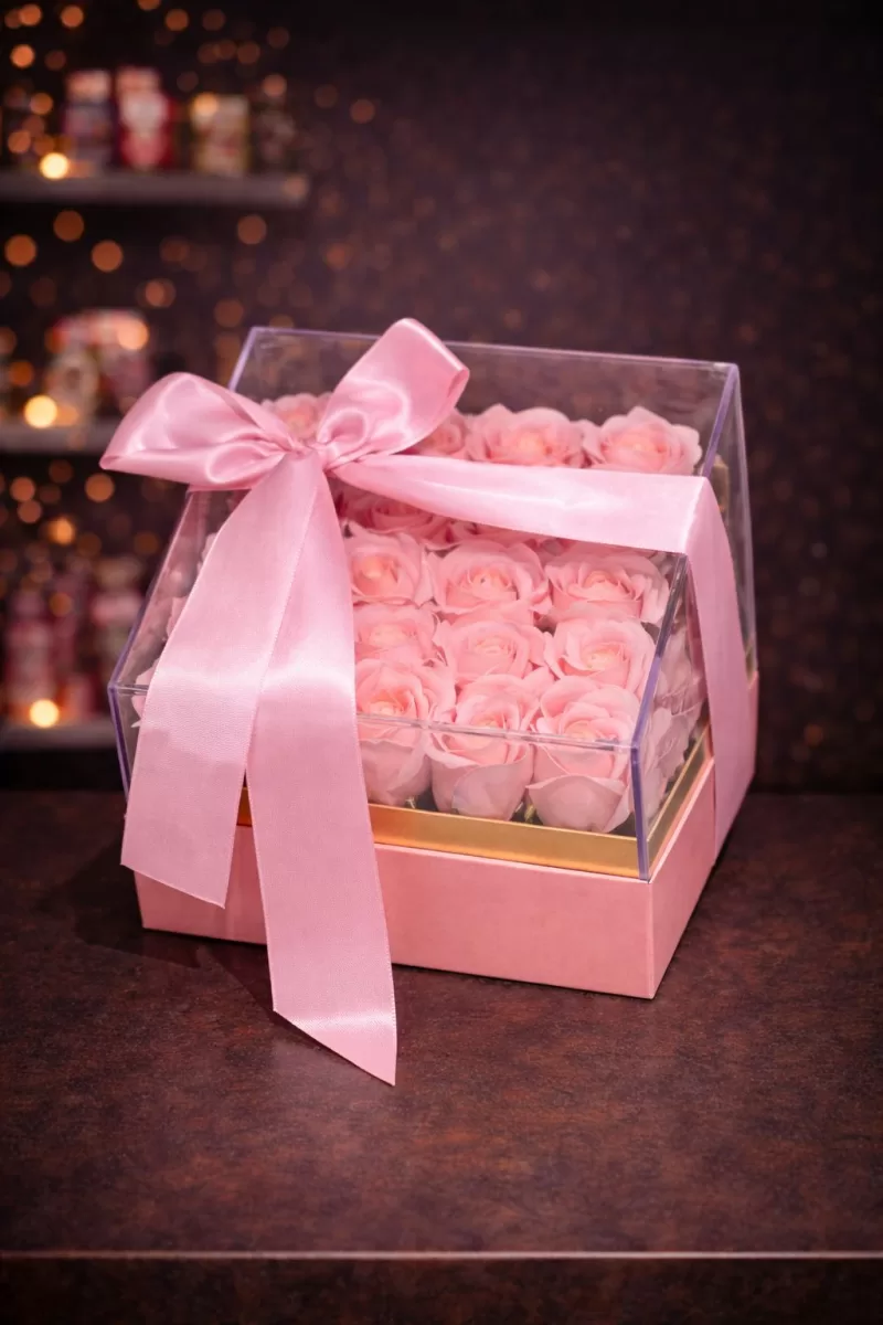 Şeffaf Kapaklı Pembe Kutu İçinde Pembe Güller – Zarif Gül Kutusu