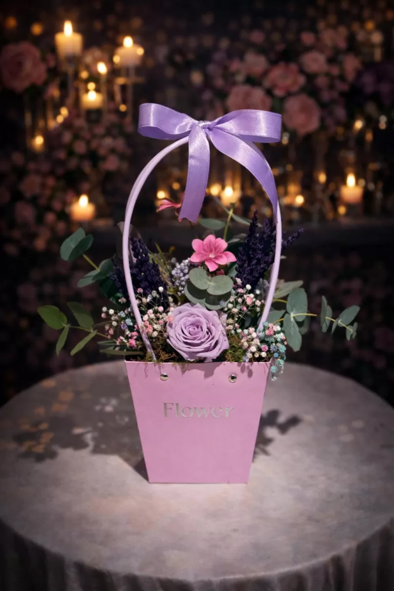 💜 Lila Çantada Solmayan Gül Aranjmanı Zarafetin ve Kalıcı Sevginin En Şık Hali