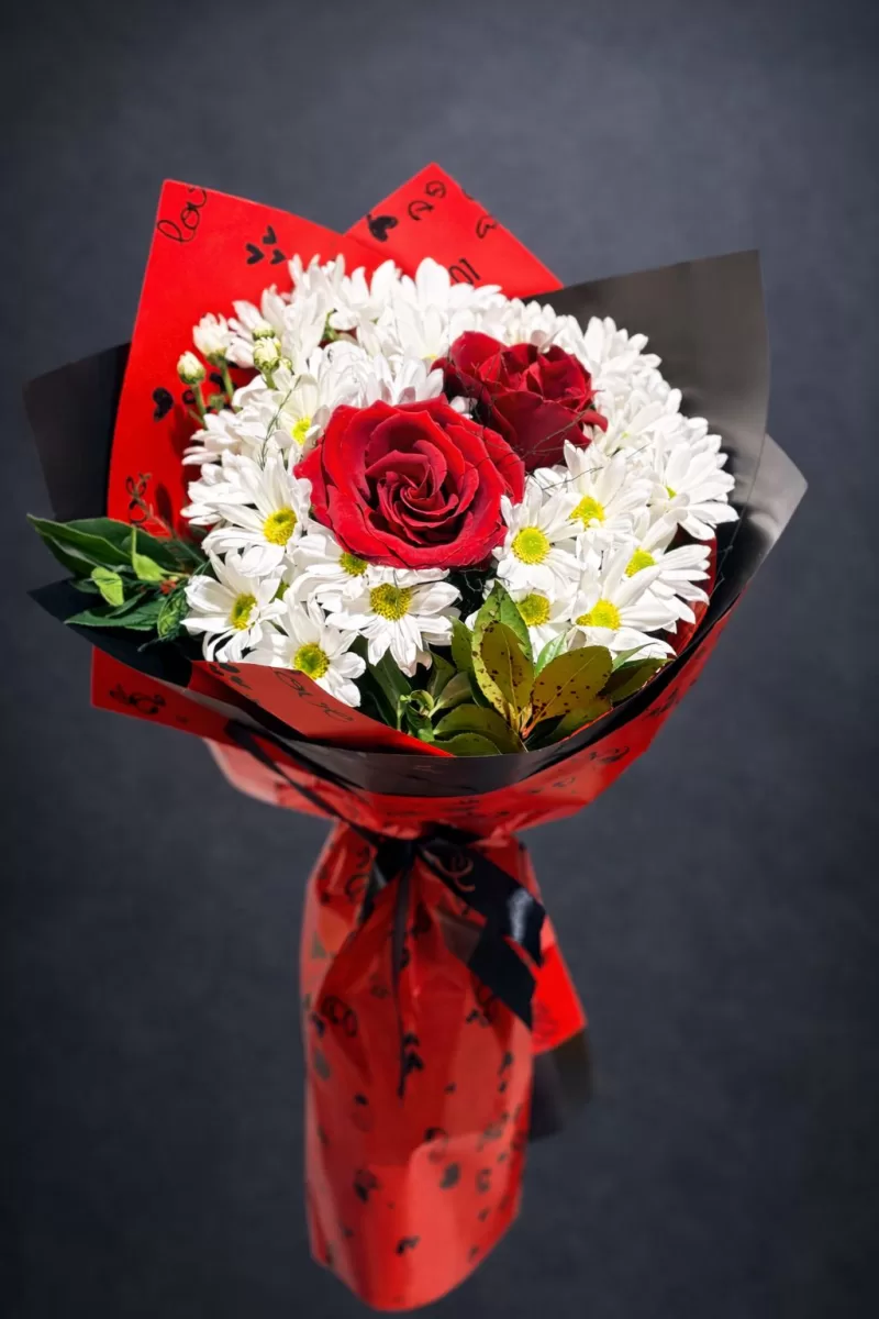 Sevgililer Günü Gül & Papatya Buketi – Romantik ve Samimi Tasarım