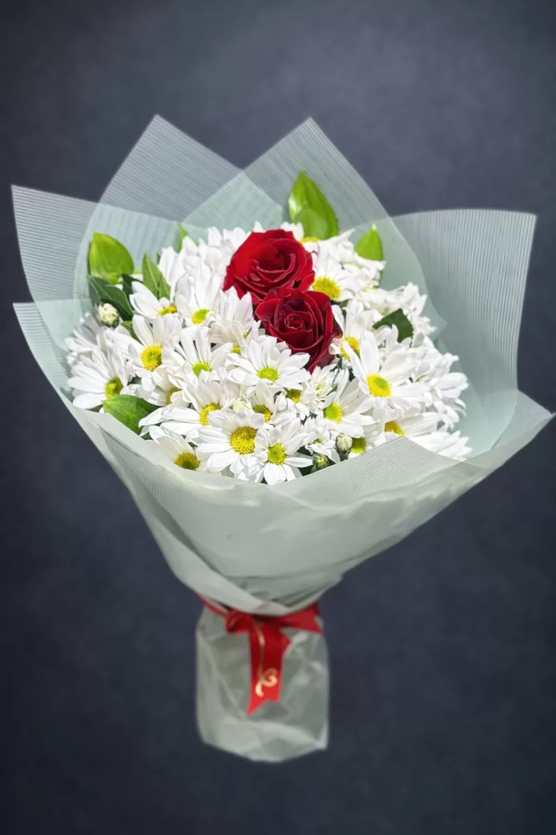 Sevgililer Günü Gül & Papatya Buketi – Sade ve Samimi Tasarım
