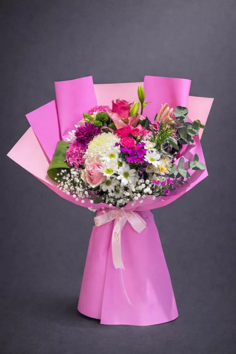 Pembe Ambalajlı Karışık İthal Çiçek Buketi – Özel Tasarım